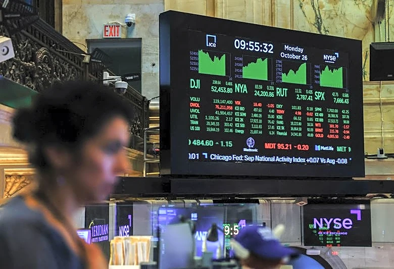 Global equity funds draw inflows for a sixth straight week
