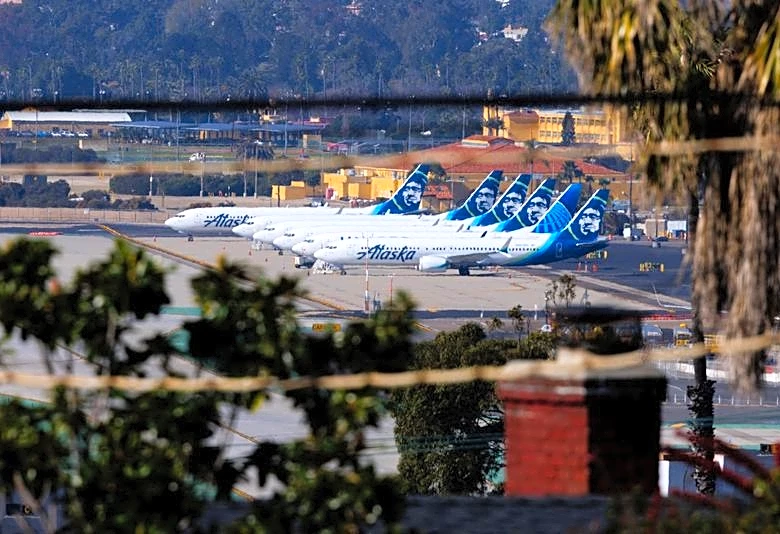 Alaska Air to cut 200 jobs, warns of potential $700 million annual loss