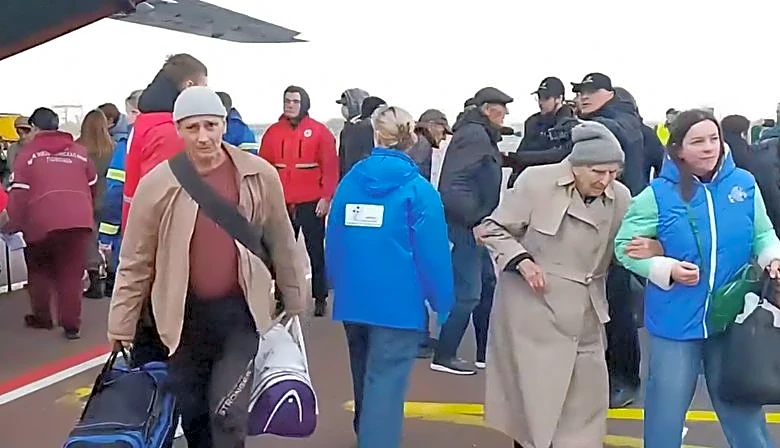 Starved residents of Russian-occupied Oleshky return to Ukraine during a rare local ceasefire