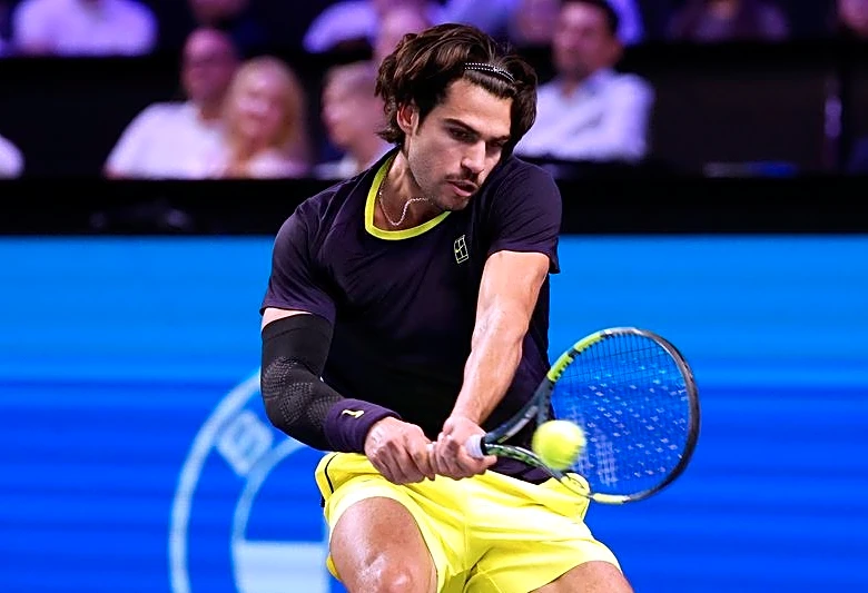 Tennis-Alcaraz reaches first Vienna final, De Minaur upsets Zverev