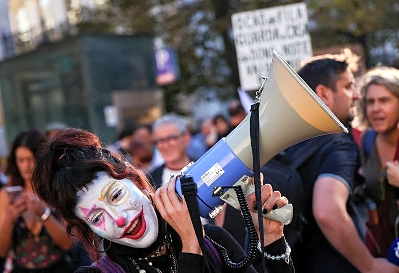 Thousands return to Lisbon square, press government to scrap rental bill