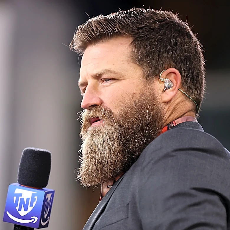 Ryan Fitzpatrick jumps through table during Bills-Lions game
