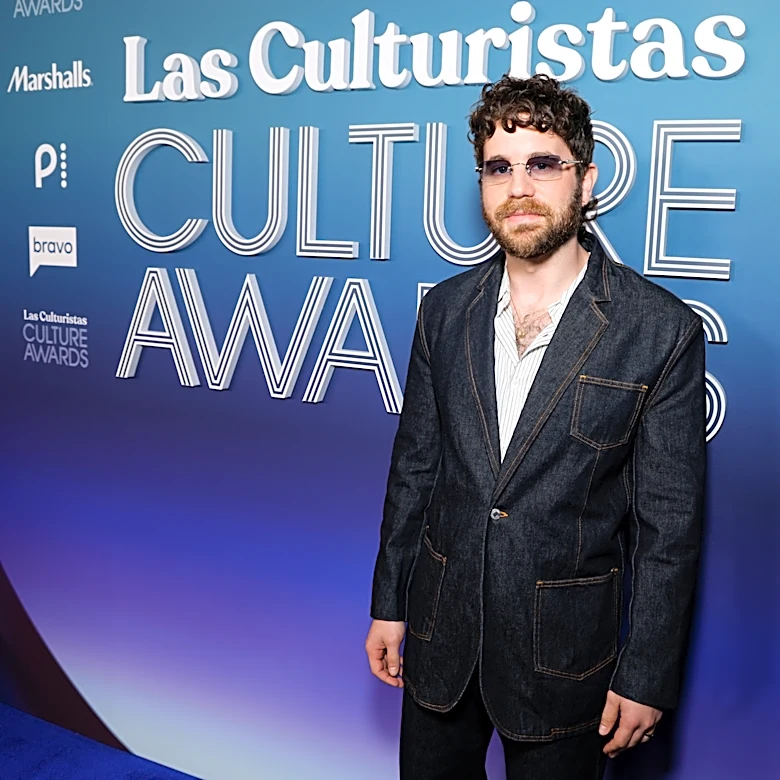 Ben Platt Serenades Lisa Kudrow With Melodramatic ‘Smelly Cat’ at Culture Awards