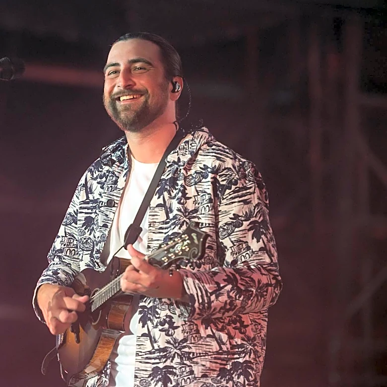 Noah Kahan Gets a ‘Call’ From Congress Ordering Fans to Wear Diapers at Concerts