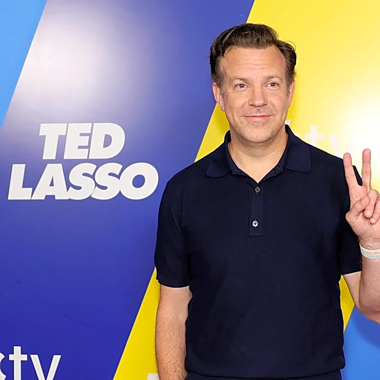 Jason Sudeikis Joins Mumford and Sons Onstage to Sing ‘Ted Lasso’ Theme Song
