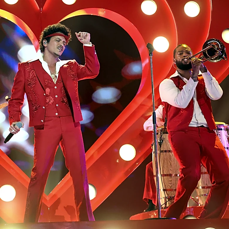 Bruno Mars Is the Greatest Showman Alive on The Romantic Tour