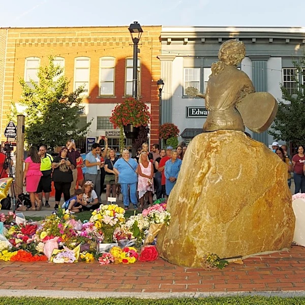 Dolly Parton Memorials: See Tributes at Dollywood and Sevierville, Tennessee