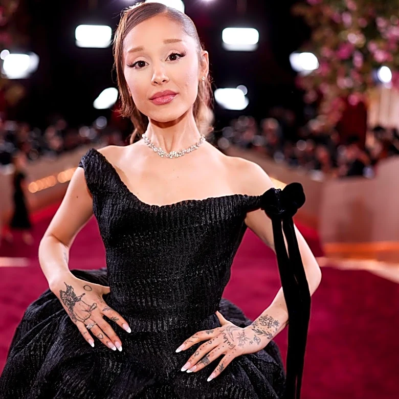 Ariana Grande Tells Fans She’ll Wear ‘Cozy Footwear’ On Stage After Minor Foot Injury