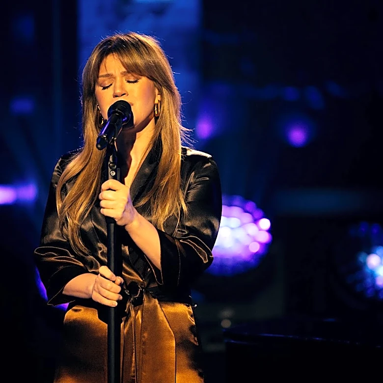Watch Kelly Clarkson’s Sensational Cover of ‘Golden’ on Final Show