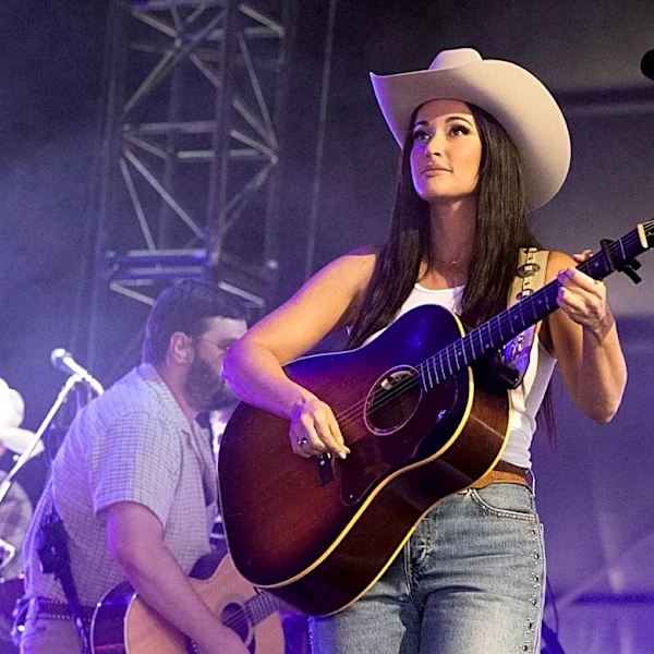 Kacey Musgraves Honors ‘Supernova’ Dolly Parton and Covers ‘9 to 5’