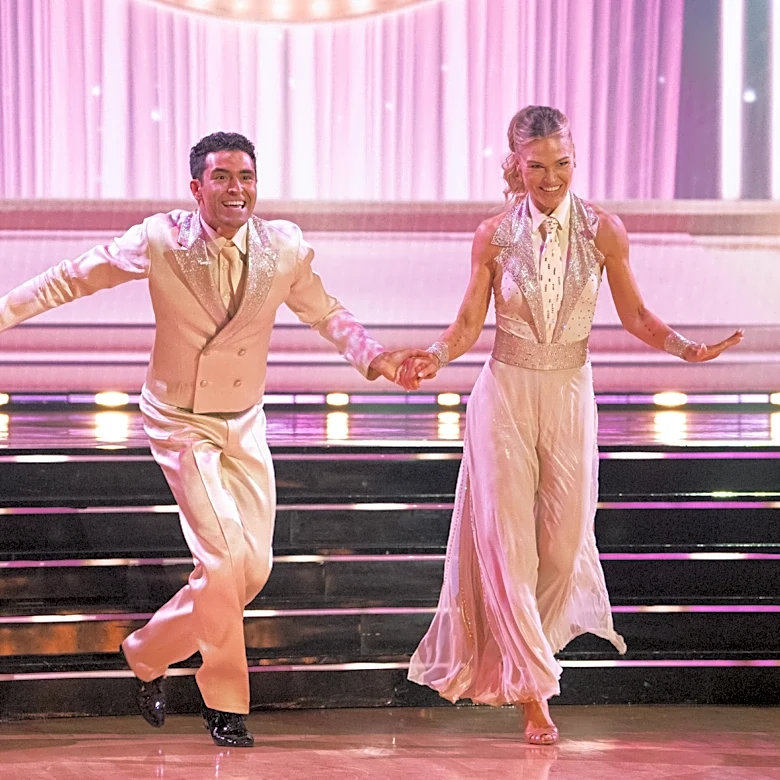 Watch Julia Stiles Pay Tribute to Dolly Parton on ‘Dancing With the Stars’