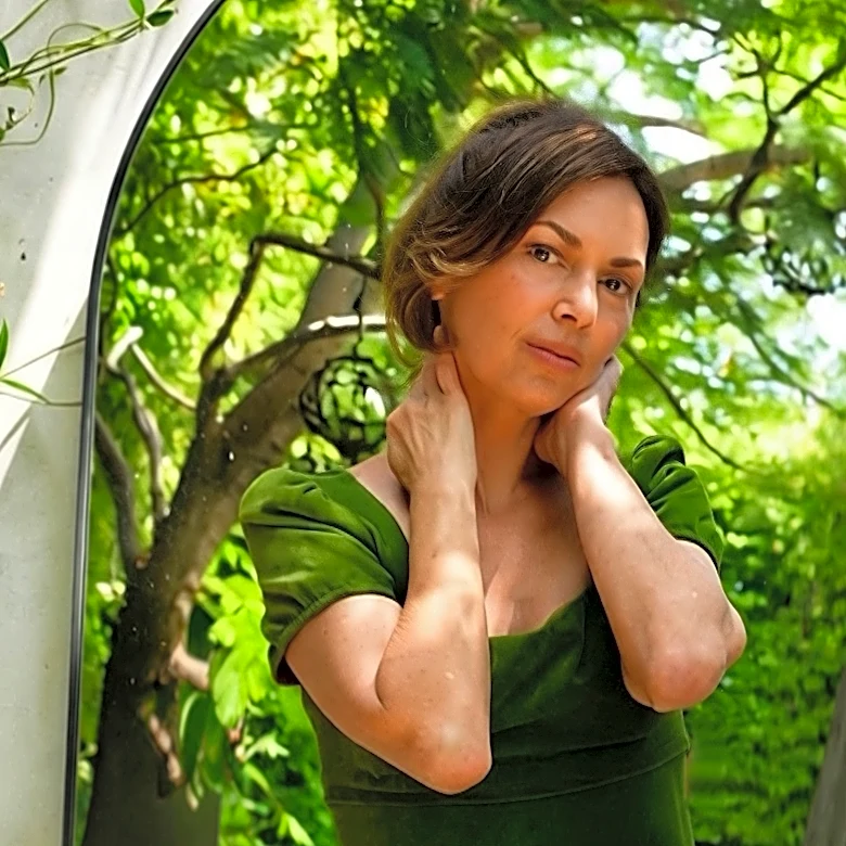 Susanna Hoffs Kept Notes on Her Rock Star Journey. She’s Ready to Tell the Story