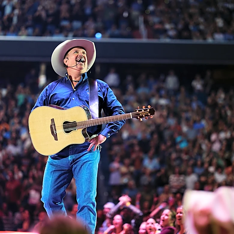 Watch: Garth Brooks to Unveil ‘Double Live’ Vinyl Release With ‘Walmart Live’ Show Tonight