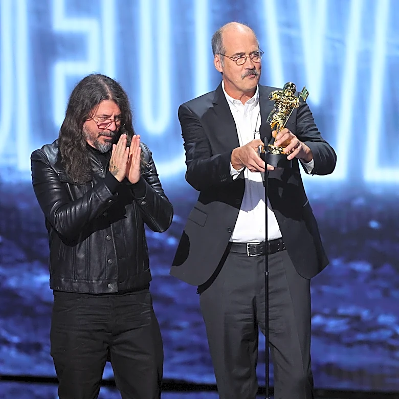 Nirvana Accept MTV Video Vanguard Award — Without a Performance