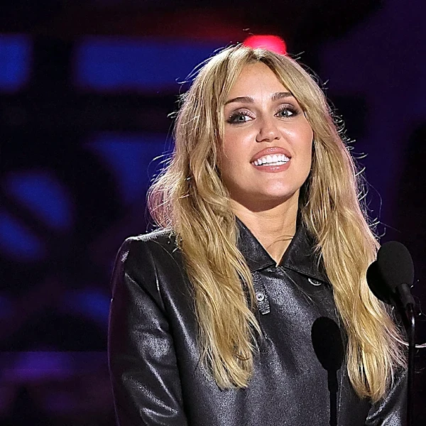 Miley Hits Number One on Albums Chart With ‘Bass Persuades’