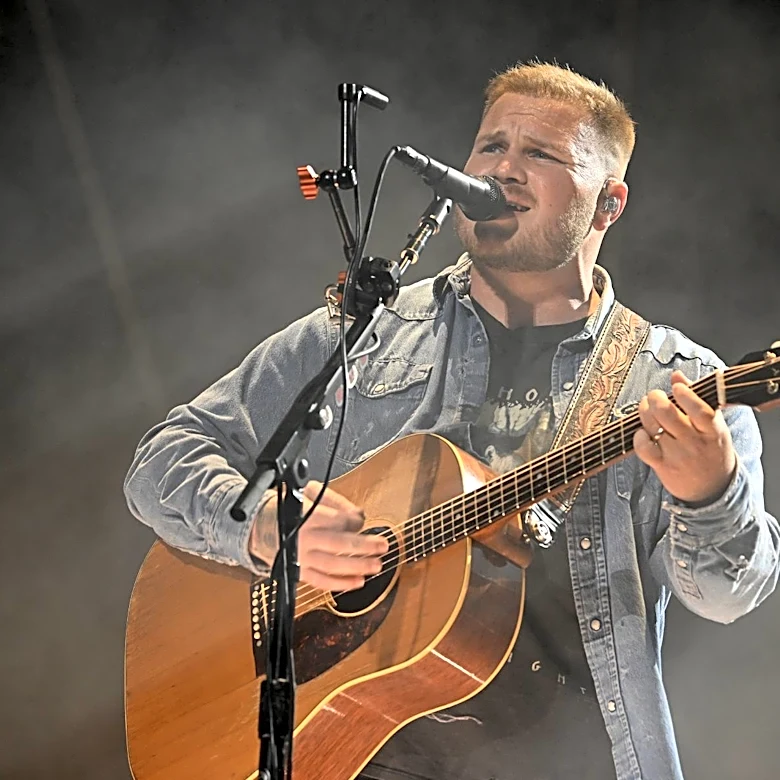 Zach Bryan Wears ‘Free Palestine’ Shirt at Gillette After Owner Robert Kraft Banned Macklemore