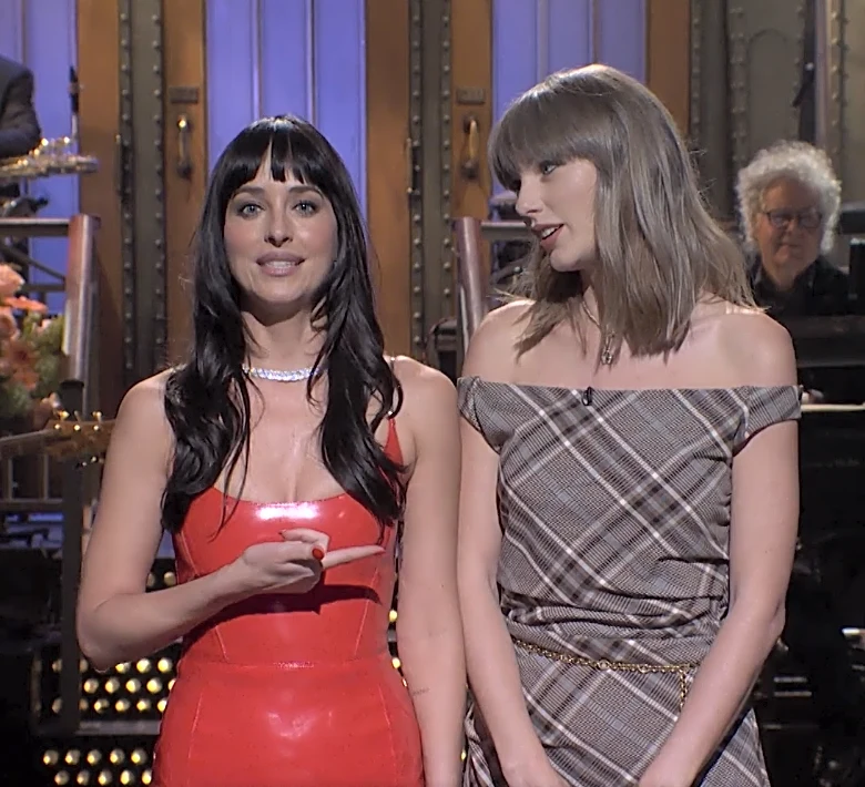 ‘SNL’: Dakota Johnson Confides in Taylor Swift About Dating Musicians