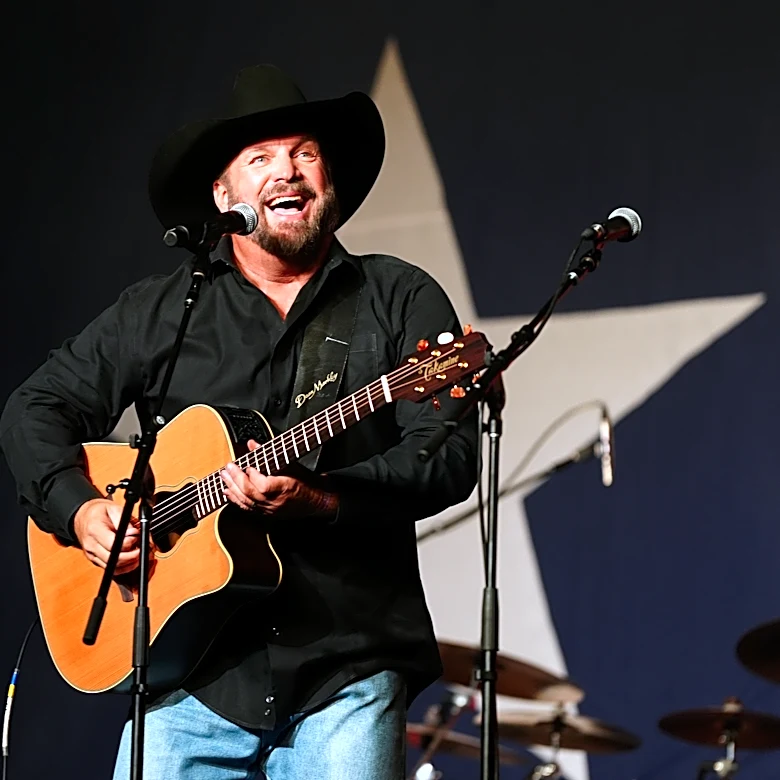 Garth Brooks Doesn’t Let Oklahoma Forget Where He Came From in Rowdy Homecoming