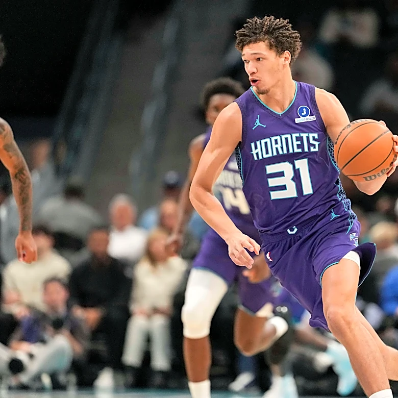 Charlotte Hornets forward surprises his sister as she takes home WNBA award