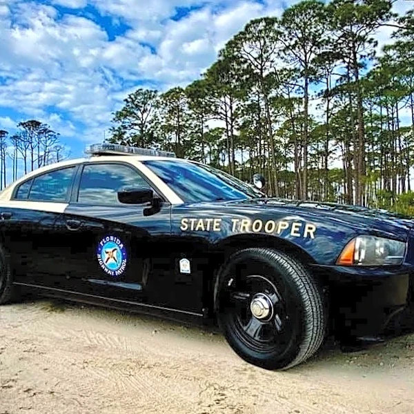 38-year-old Bradenton woman dies after crashing into tree, FHP says