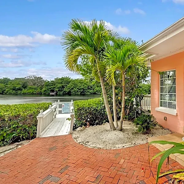 Old Florida bungalow hotel on Siesta Key listed for $4.5M
