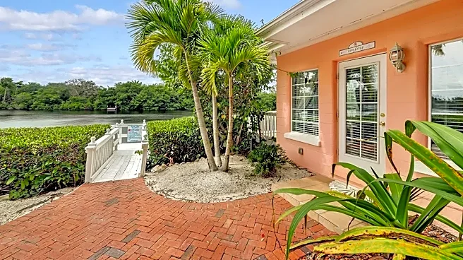 Old Florida bungalow hotel on Siesta Key listed for $4.5M