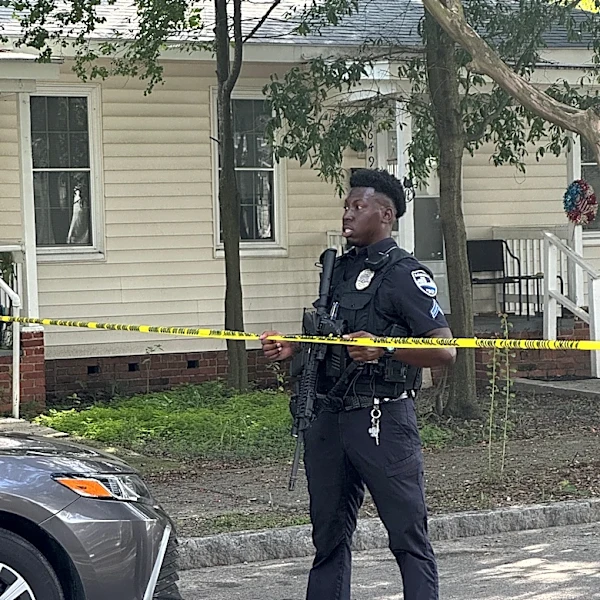 Savannah police respond to barricaded suspect