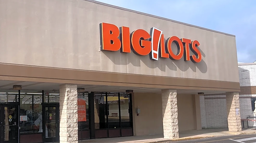 How many Big Lots remain in Georgia 2 years after filing for bankruptcy?