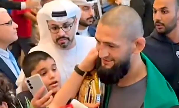 Hero’s welcome! UFC 319 champ Khamzat Chimaev swarmed by adoring fans upon return to UAE (Video)