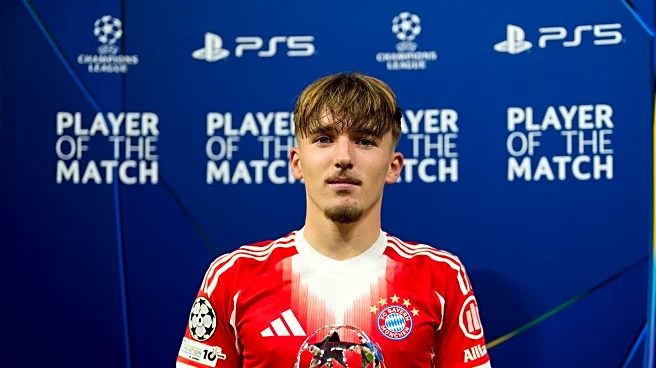 Arjen Robben offers sage advice to Bayern Munich’s Lennart Karl