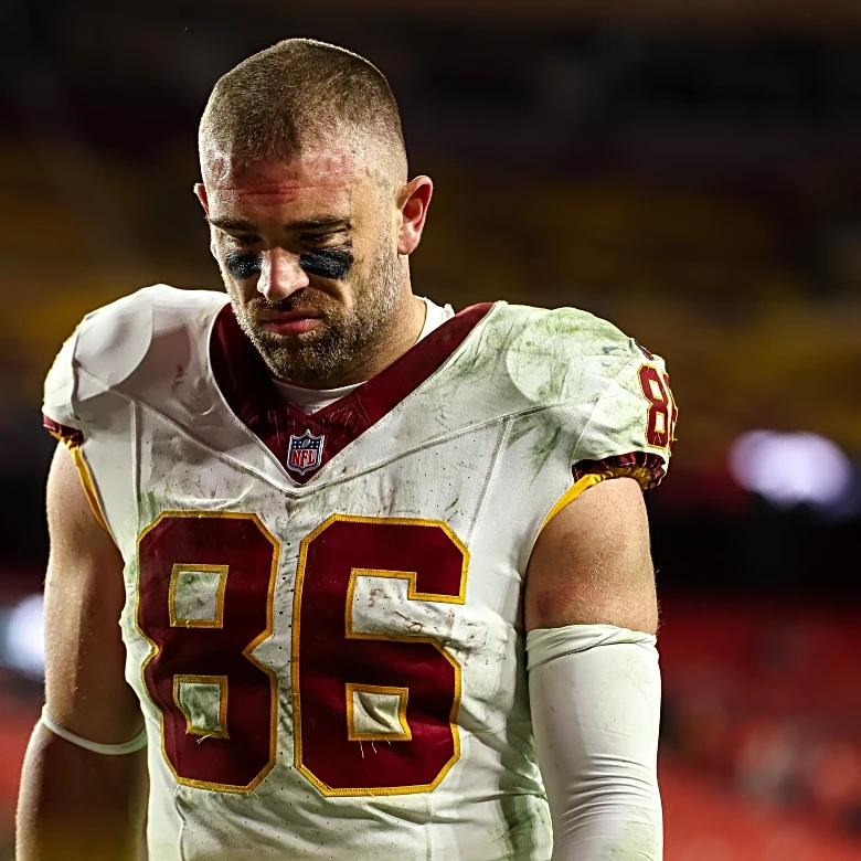 Zach Ertz carted from sideline with knee injury