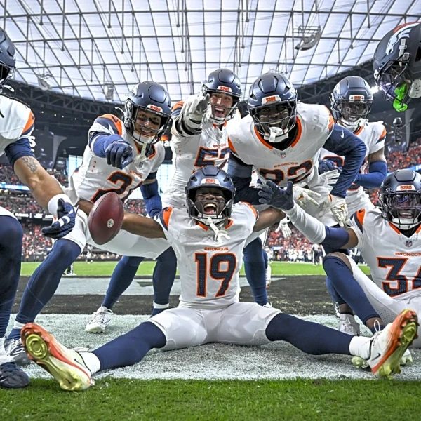 Broncos defeat Raiders and retake top seed in AFC