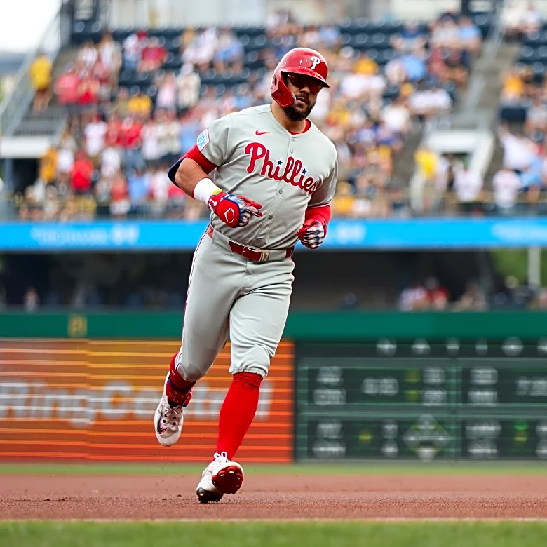 Report: Kyle Schwarber received offer from the Pirates