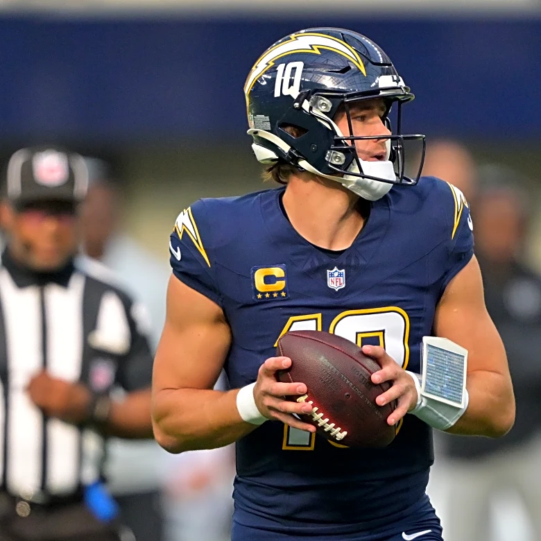 Justin Herbert active for Eagles vs. Chargers