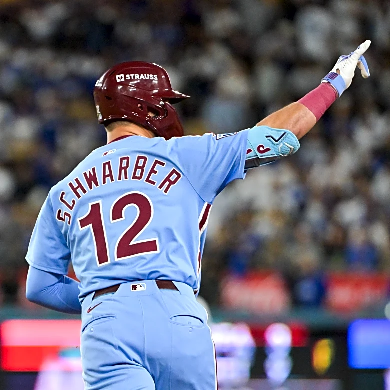 Kyle Schwarber re-signs with the Phillies