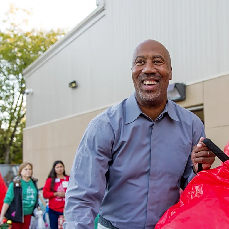 Open Thread: Bruce Bowen joins Spurs Christmas Tree Donation