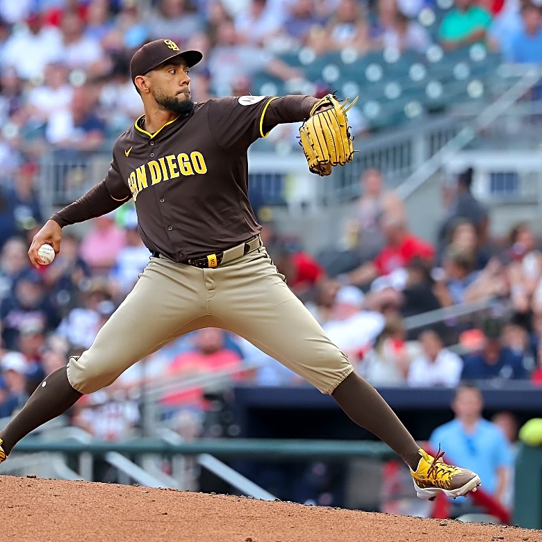 Braves reportedly sign Robert Suarez to three-year, $45 million deal