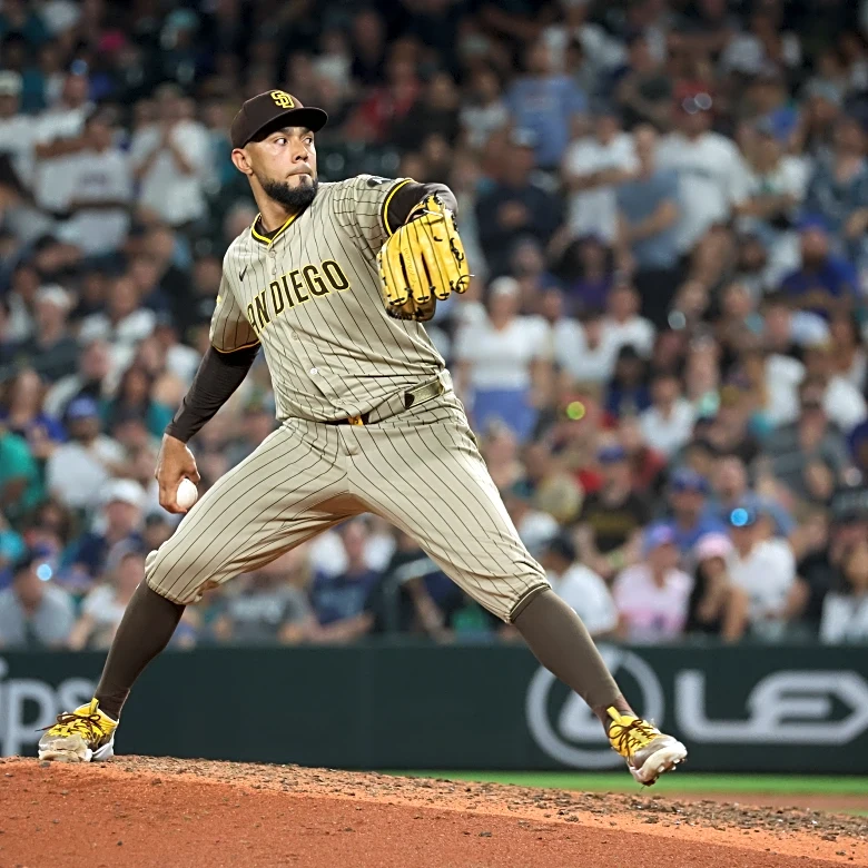 Braves add Suarez, Yaz