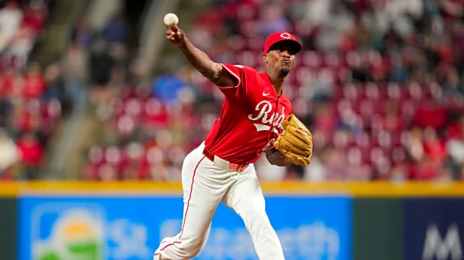 Mariners acquire RHP Yosver Zulueta from Reds