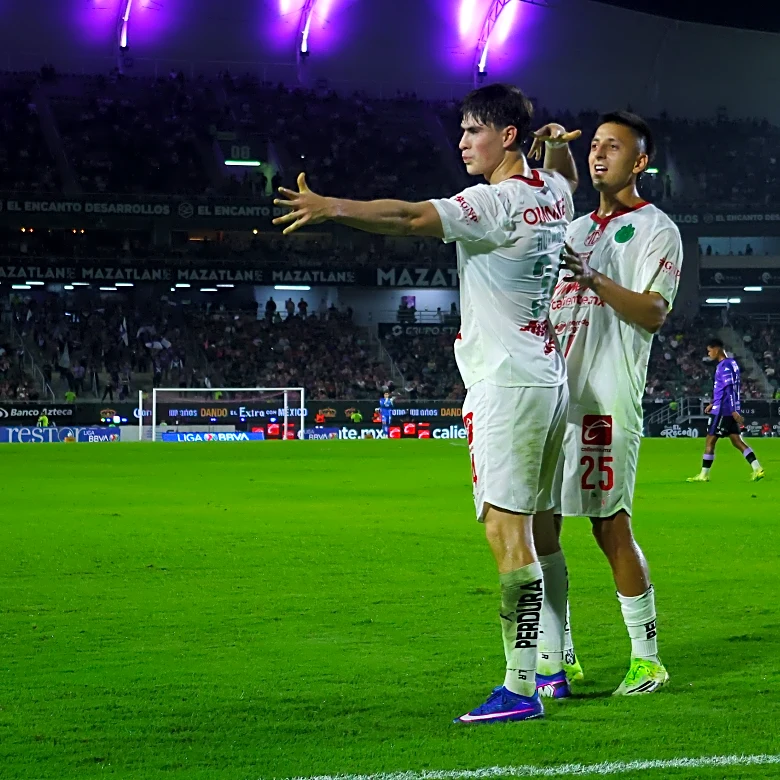 Chivas struggles but gets the win over Mazatlan to continue on top of Liga MX