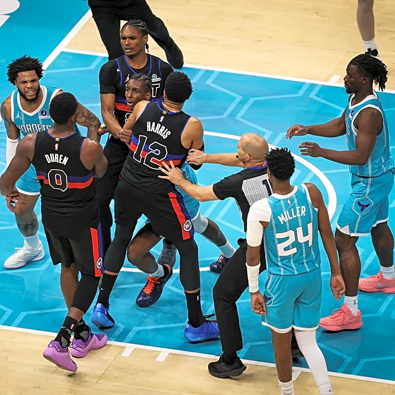 Twitter Gold: Donnybrook In Charlotte!