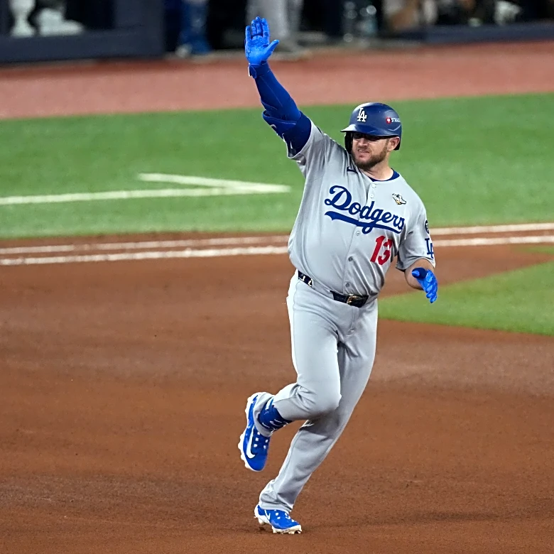 Dodgers sign Max Muncy through 2027, plus 2028 option
