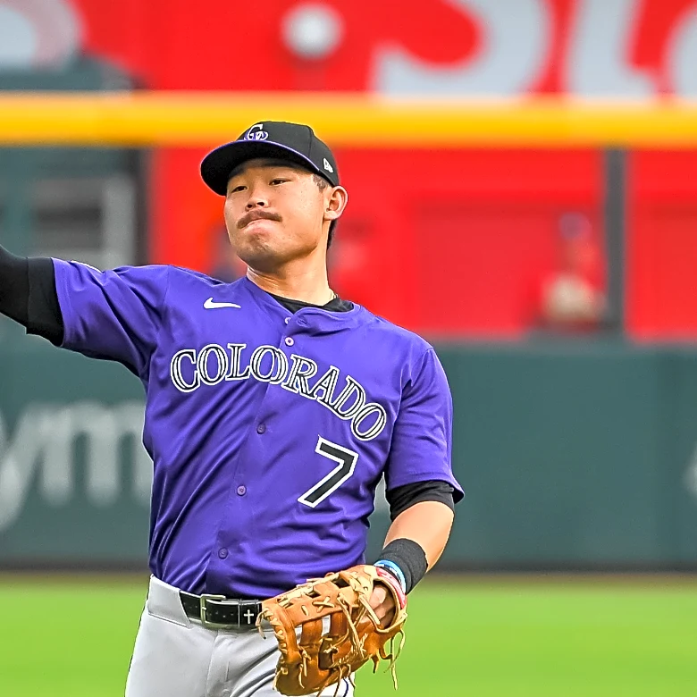 Dodgers sign Keston Hiura to minor league deal, per reports