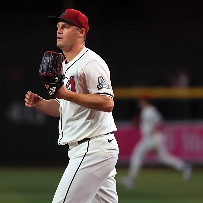 Arizona Diamondbacks bringing back Paul Sewald