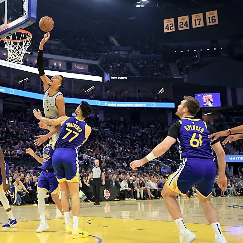 Spurs get tenth straight win with a blowout victory over the depleted Warriors