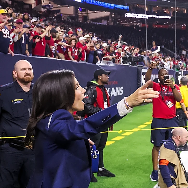 Texans prepare to “set the market”