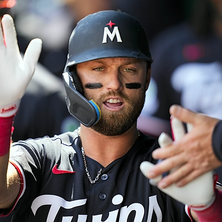 Twins 5, Royals 1: Bradley shines, bats pull away late