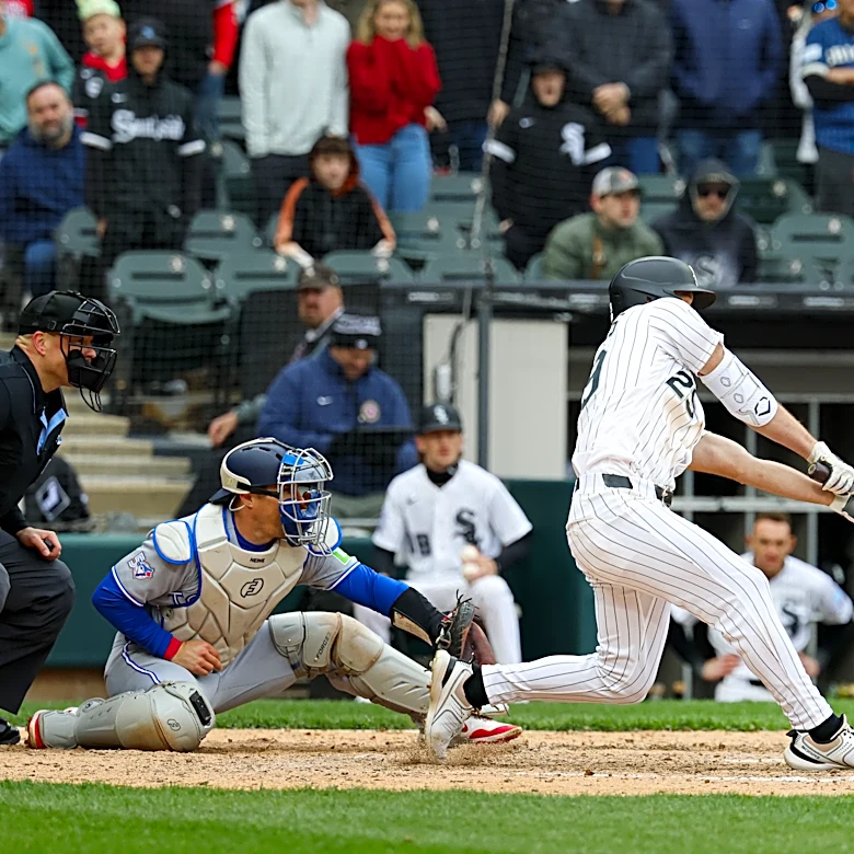 White Sox grind out win in extras, 5-4