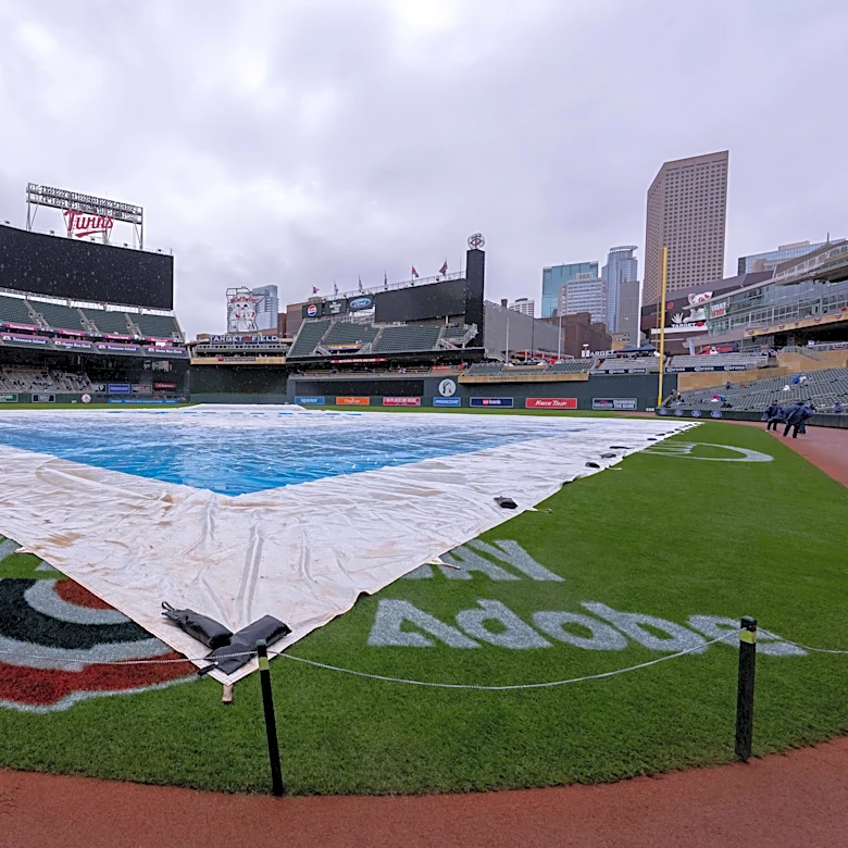 Twins 10, Rays 4: Buxton leaves game but is probably OK