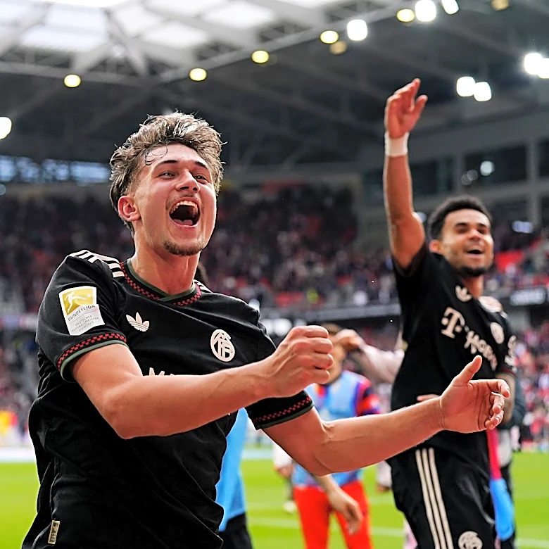 After teammate implores him to fire away, Tom Bischof shoots…and scores during incredible win over SC Freiburg